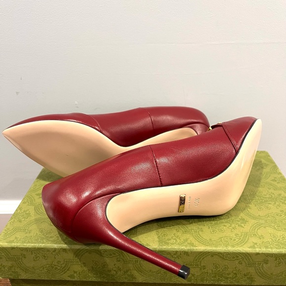 Gucci Sylvie Chain Leather Pumps - Picture 4 of 5